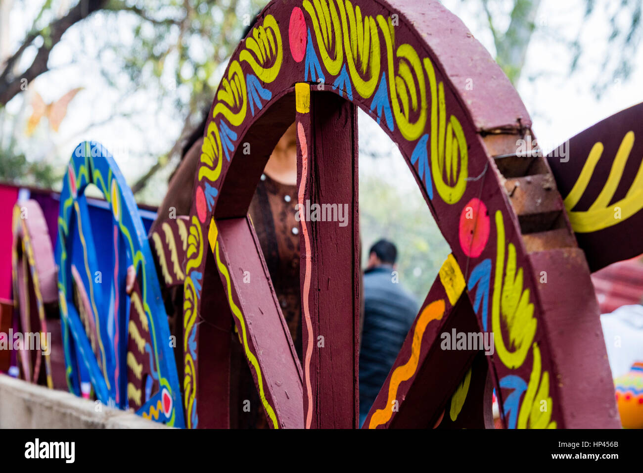 Schöne handgemachte und handbemalte Warenkorb Räder für Anzeige während Suravjkund Festival in Faridabad, Indien. Stockfoto