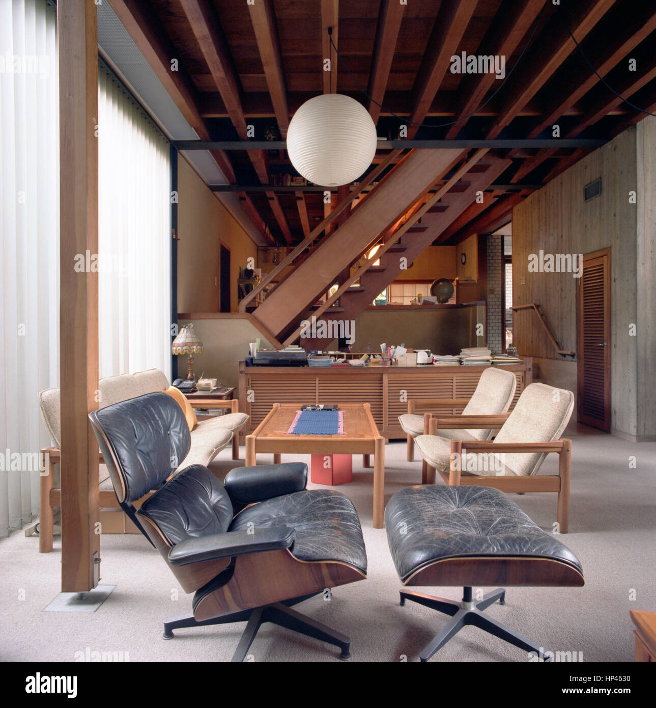 Interieur eines japanischen Hauses: Detail eines Lounge Chair Designs von C. Eames Stockfoto