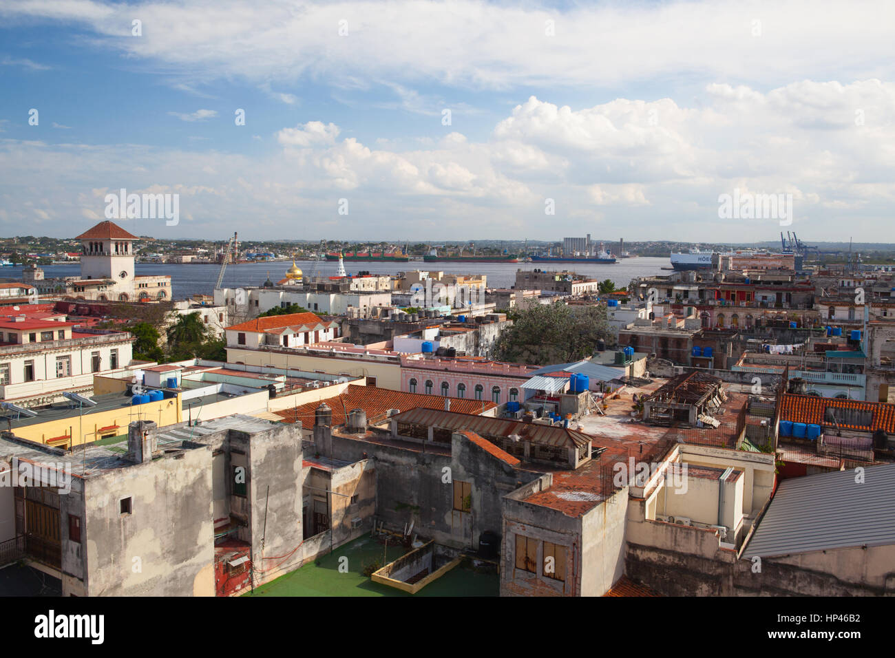 Draufsicht auf die Dächer und Gebäude von Alt-Havanna, Kuba Stockfoto