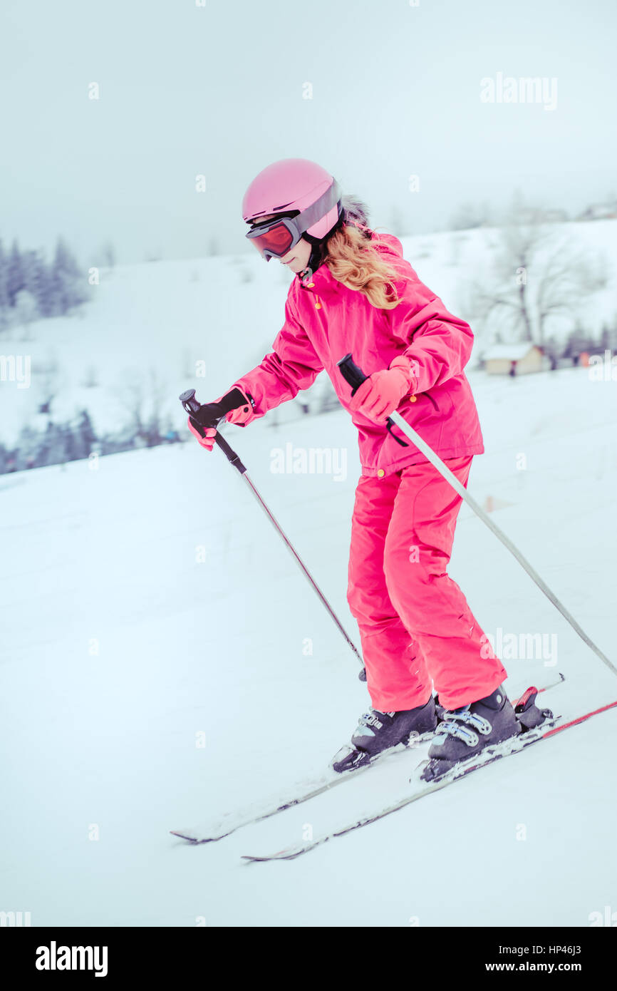 Mädchen, Skifahren auf der Piste Stockfoto