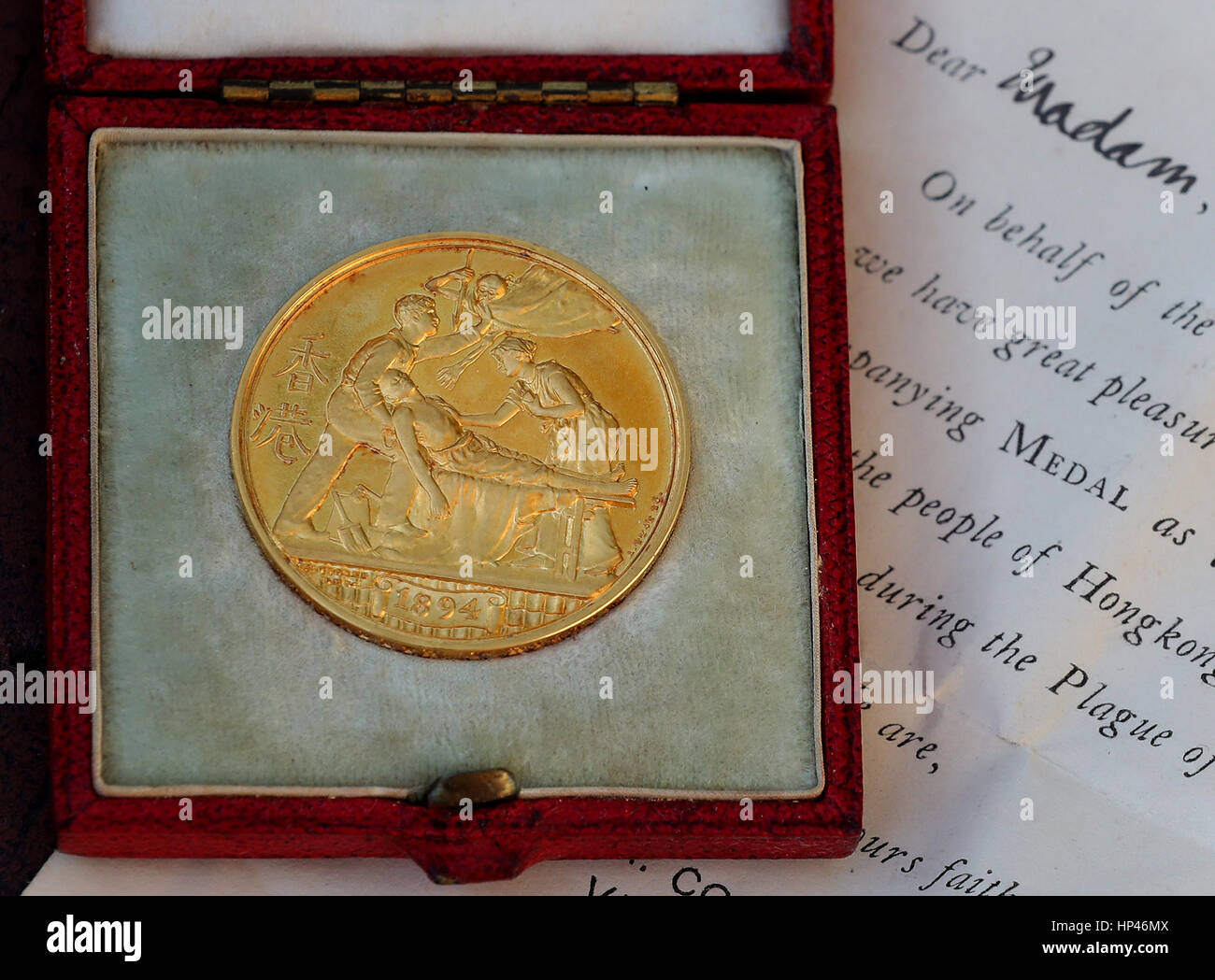 Zuvor unveröffentlichtes Foto vom 19/01/17 einer seltenen Goldmedaille, die von den Hongkonger Behörden an Militärangehörige und Zivilisten verliehen wurde, die vor 123 Jahren bei der Bekämpfung einer Beulenpest-Epidemie mitgewirkt haben, die bei einer Auktion bis zu £8,000 erreichen soll. Stockfoto