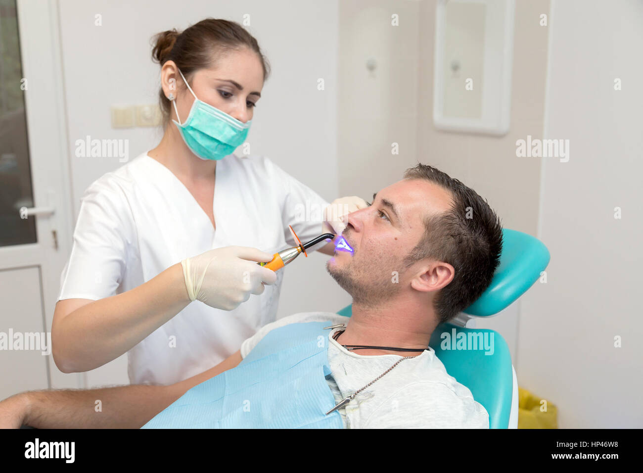 Bild der Zahnarzt die Behandlung des Patienten Karies in der Zahnklinik Stockfotografie Alamy