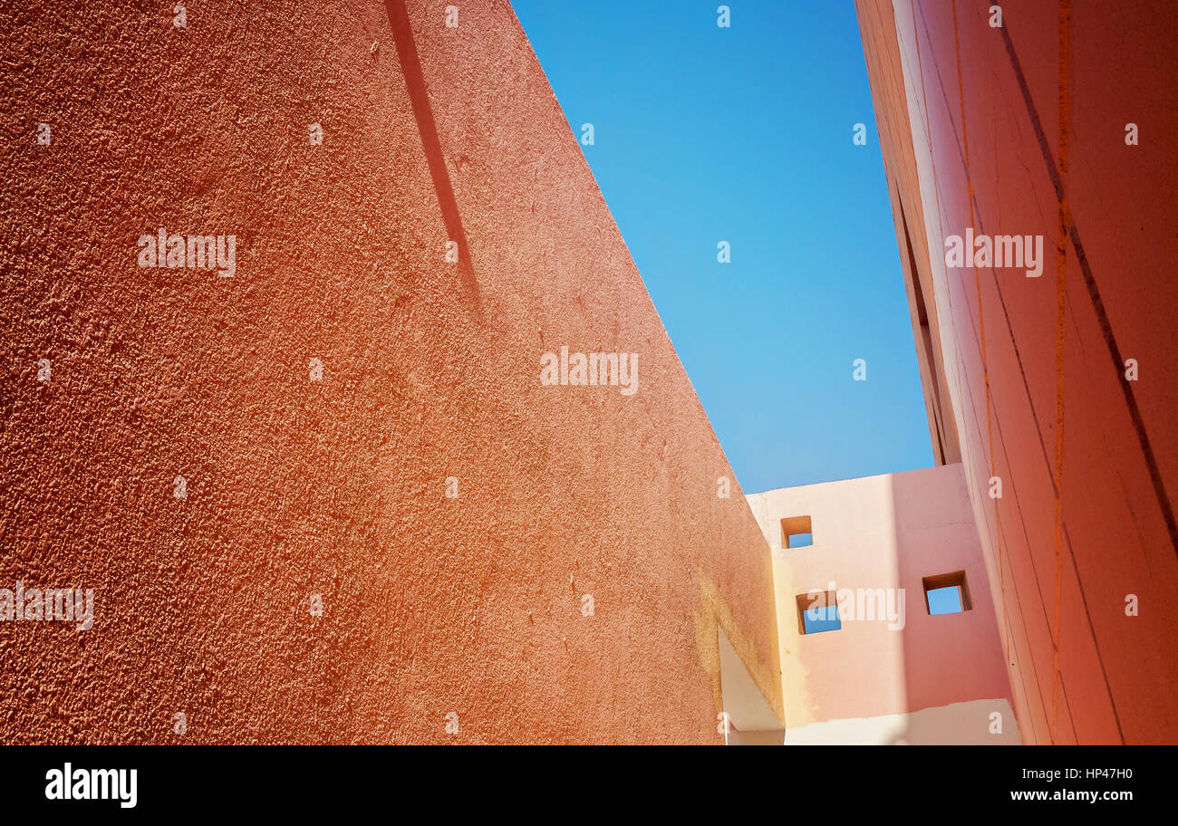 Sicht auf den Himmel aus einer schmalen Passage zwischen der Orange beherbergt. Stockfoto