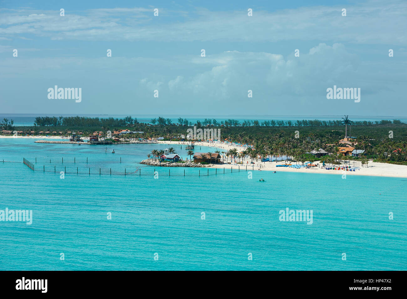 Luftaufnahme am Strand auf der Insel der Bahamas mit klarem blauen Wasser. Resort auf den Bahamas-Insel Stockfoto