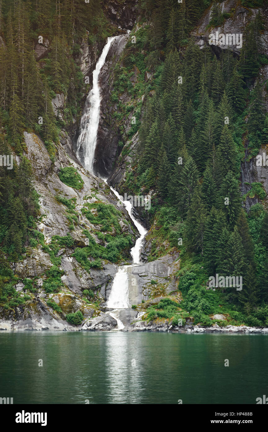 Hohen Wasserfall in Alaska Fjorden Tropfen Meerwasser. Langer Wasserfall im Bergambitionen Stockfoto