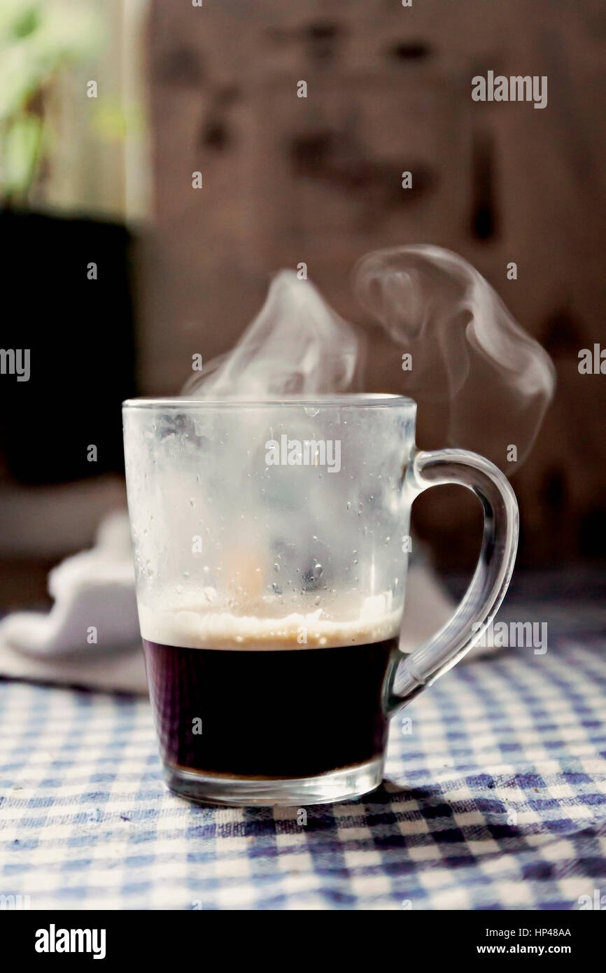 Schwitzen Kaffee mit Dampf auf dem Tisch Stockfotografie - Alamy