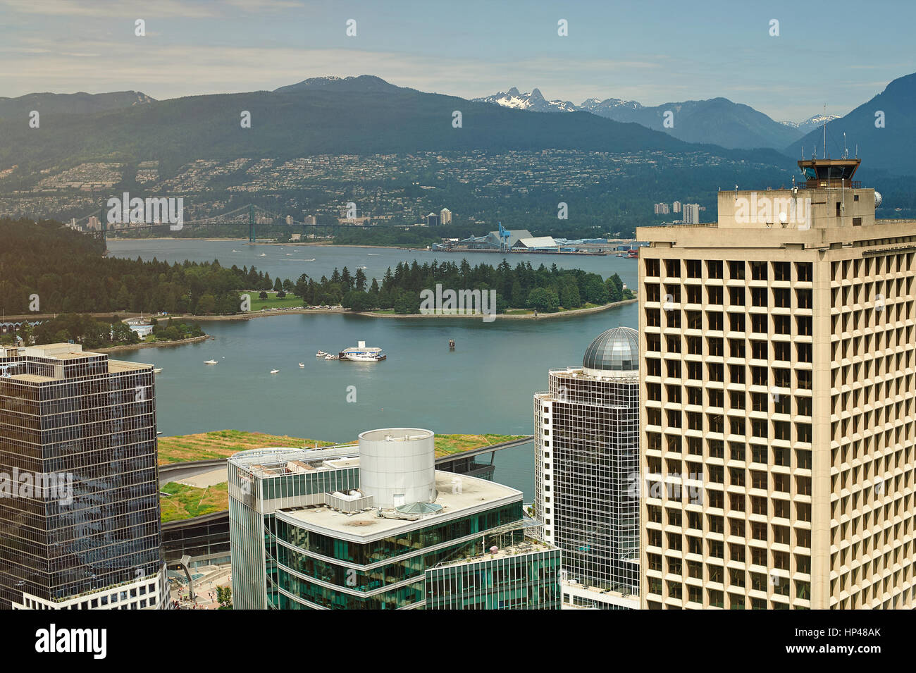 Stadtbild der Innenstadt von Vancouver Luftbild auf Bay. Städtische Gebäude in Kanada Panorama Stockfoto