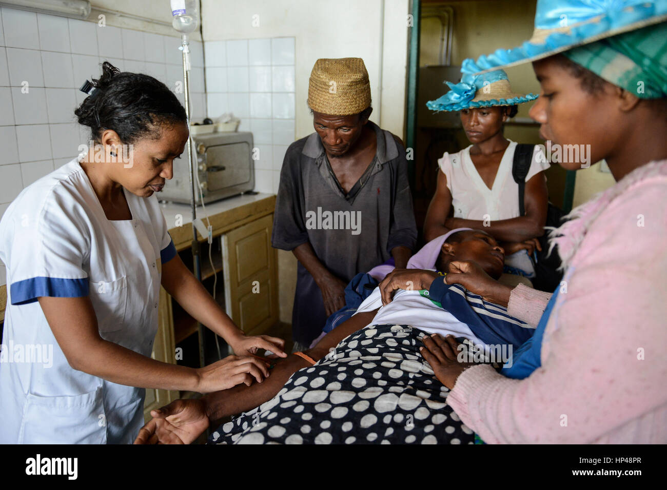 Madagaskar, Dorf AMBOHITSARA, Stamm ANTAMBAHOAKA, Krankenstation, Behandlung von Malaria Stockfoto