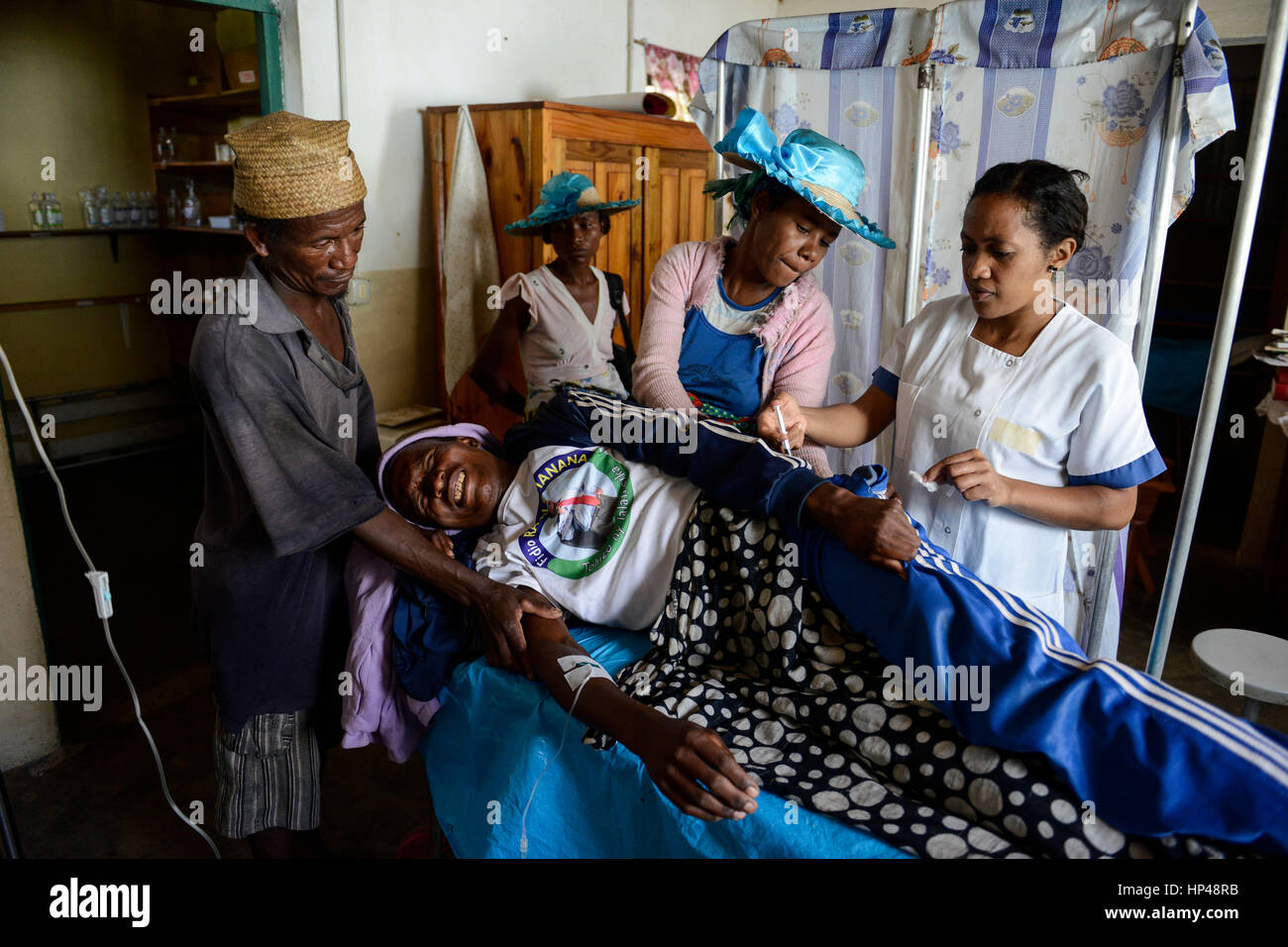 Madagaskar, Dorf AMBOHITSARA, Stamm ANTAMBAHOAKA, Krankenstation, Behandlung von Malaria Stockfoto