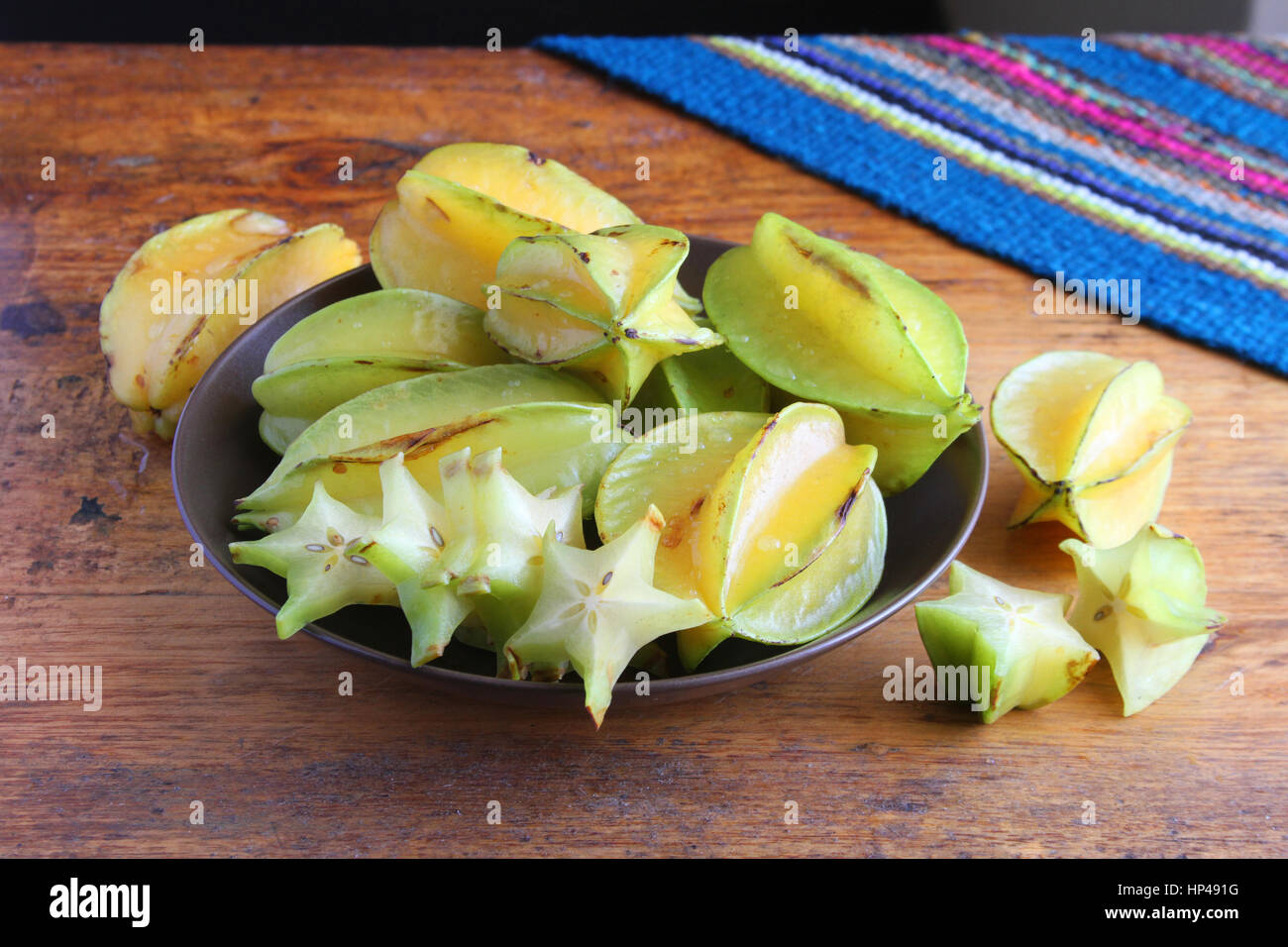 Schüssel mit Sternfrucht, oder Karambole auf antiken Holztisch in Peru Stockfoto