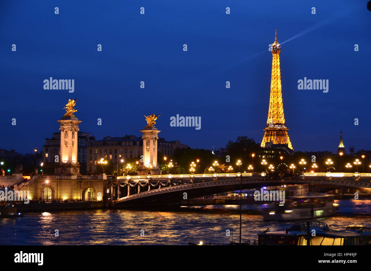 Ein Abend in Paris: Eiffelturm und Pont Alexander III, Paris, Frankreich Stockfoto