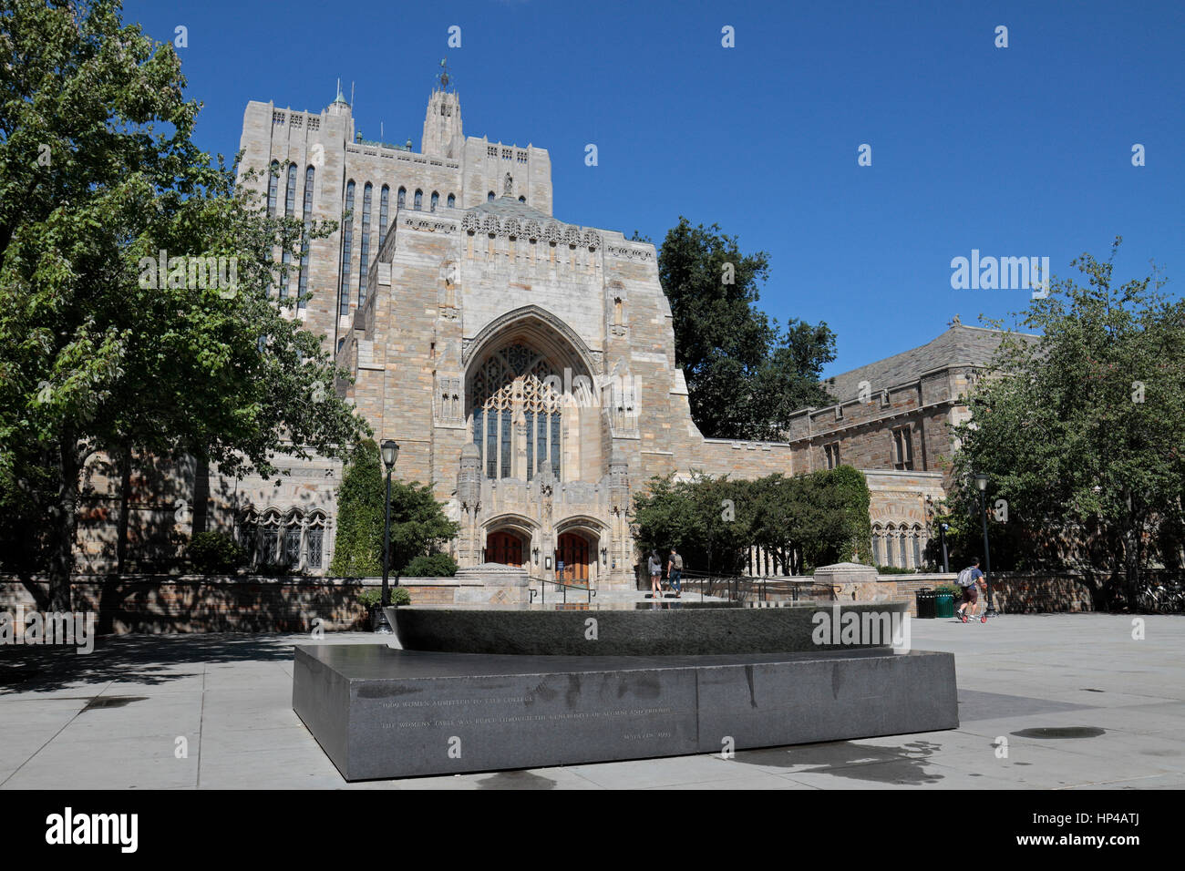 Frauen Tisch-Skulptur von Maya Lin außerhalb der Sterling Memorial Library, Yale University, New Haven, Connecticut, USA. Stockfoto