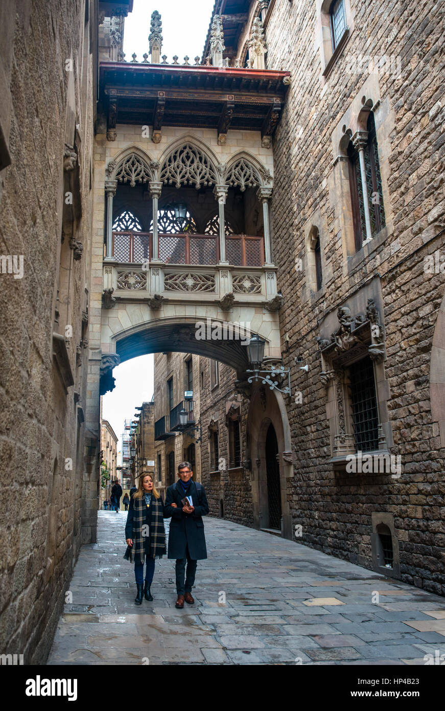 Barcelonas Seufzerbrücke Seitenfassade der Carrer del Bisbe, gotische Kathedrale La Catedral De La Santa Creu ich Santa, Spanien. Stockfoto