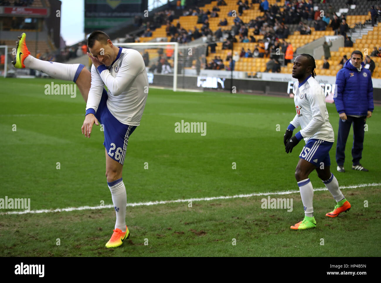 Chelseas John Terry (links) Warm-up neben seinem Teamkollegen Victor Moses während des Emirates FA Cup, fünfte Vorrundenspiel bei Molineux, Wolverhampton. Stockfoto