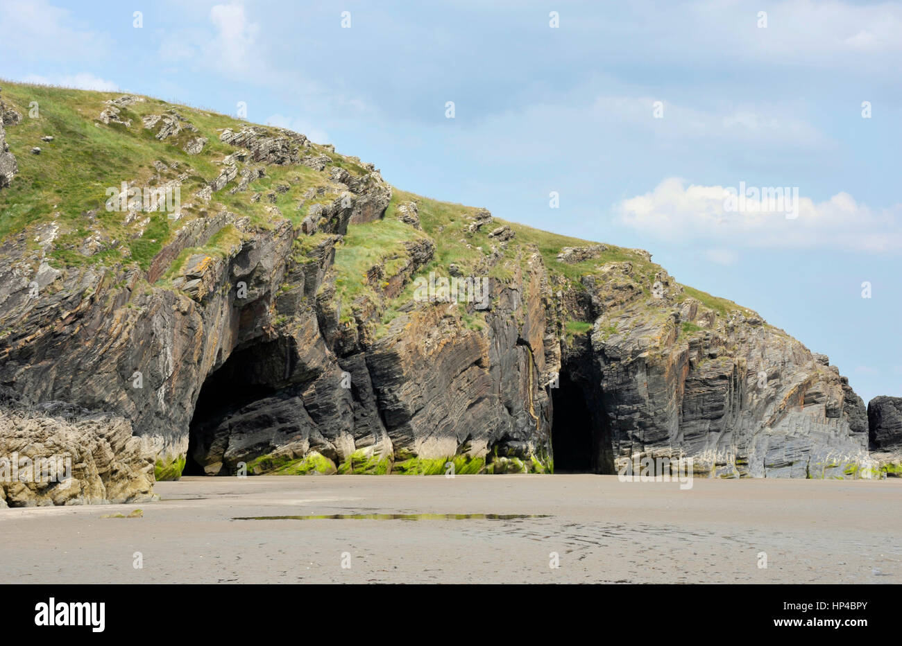 Landzunge Felsen und Höhlen im Black Rock Sands Beach in der Nähe der walisischen Dorf von Morfa Bychan, Pothmadog, Gwynedd, Nordwales. VEREINIGTES KÖNIGREICH. Stockfoto