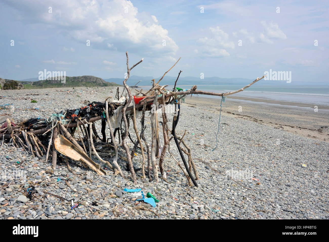 Strand Kunstskulptur oder Unterstand hergestellt aus Treibholz, Müll und Strandgut am Ufer Black Rock Sand-Strand in der Nähe der walisischen Dorf Morfa angespült Stockfoto