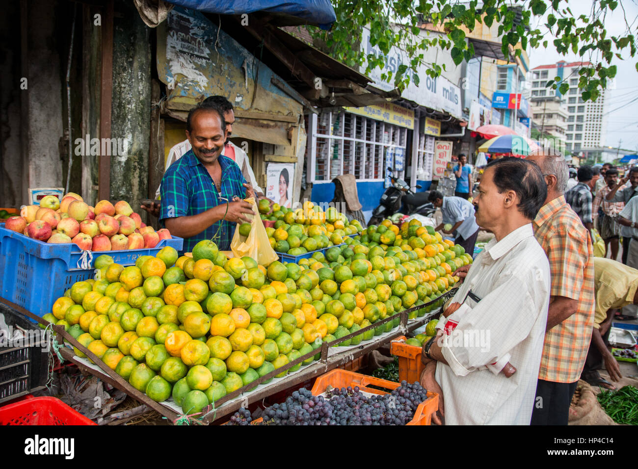 Mumbai, Indien - 11. Dezember 2016 - indische Händler in seinem Geschäft in der lokalen Markt verkaufen alle Arten von waren Stockfoto