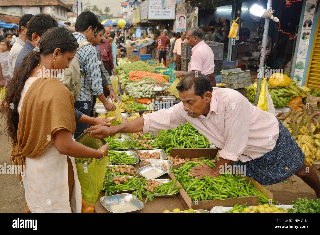 Mumbai, Indien - 6. November 2015 - Gemüse-Händler auf Crawford Indianermarkt Verhandlungen mit Kunden Stockfoto