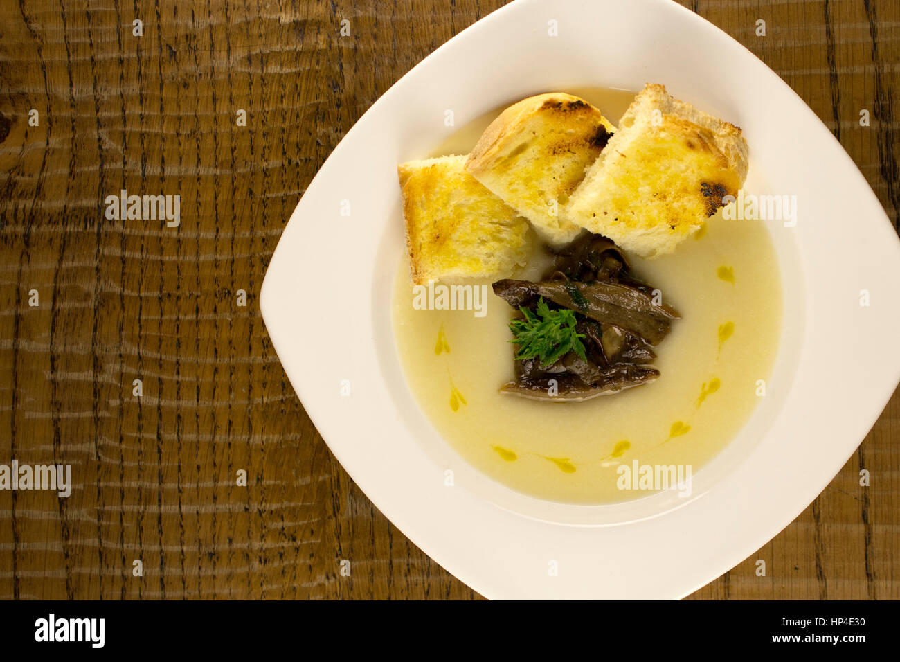 Blumenkohl-Suppe mit Pilzen und Öltropfen Stockfoto