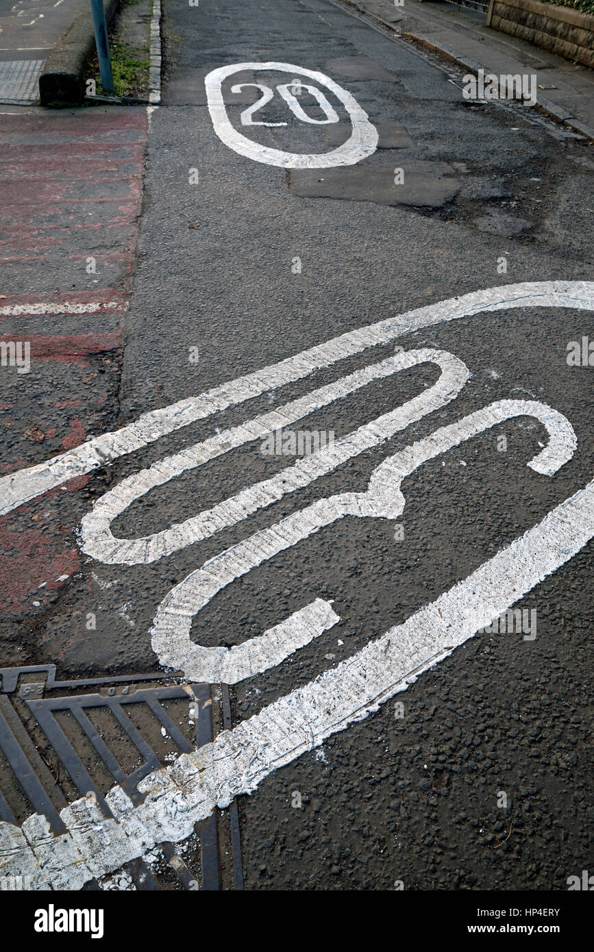 Verwirrende Geschwindigkeitsbegrenzungen Markierung auf der Straße in Edinburgh, Schottland, Großbritannien. Stockfoto
