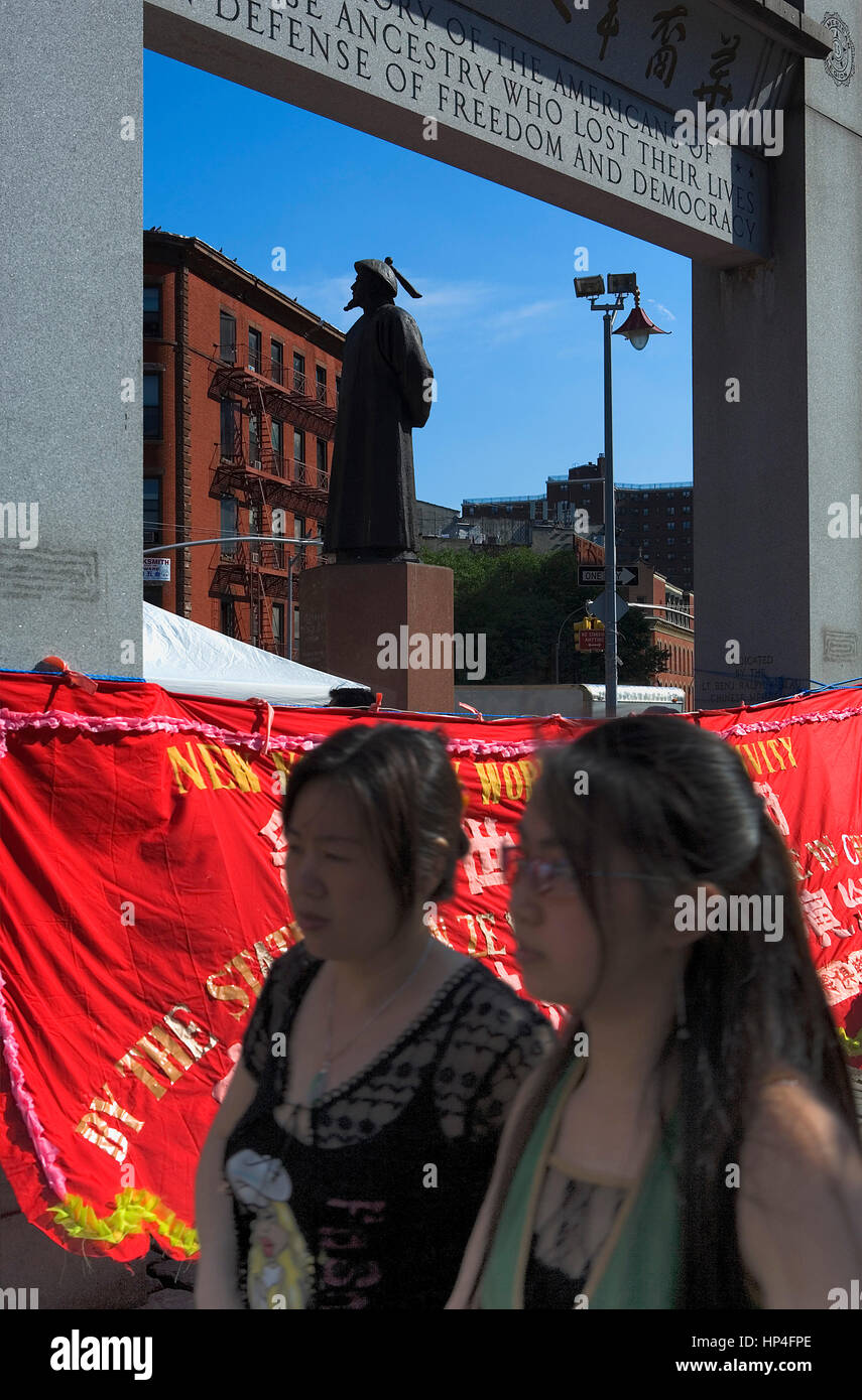 Chinatown. Chatham Square. Die Kim Lau Memorial Arch, errichtet im Jahre 1962 in Erinnerung an die chinesische Amerikaner, die im zweiten Weltkrieg starben, und eine Statue von Lin Ze X Stockfoto