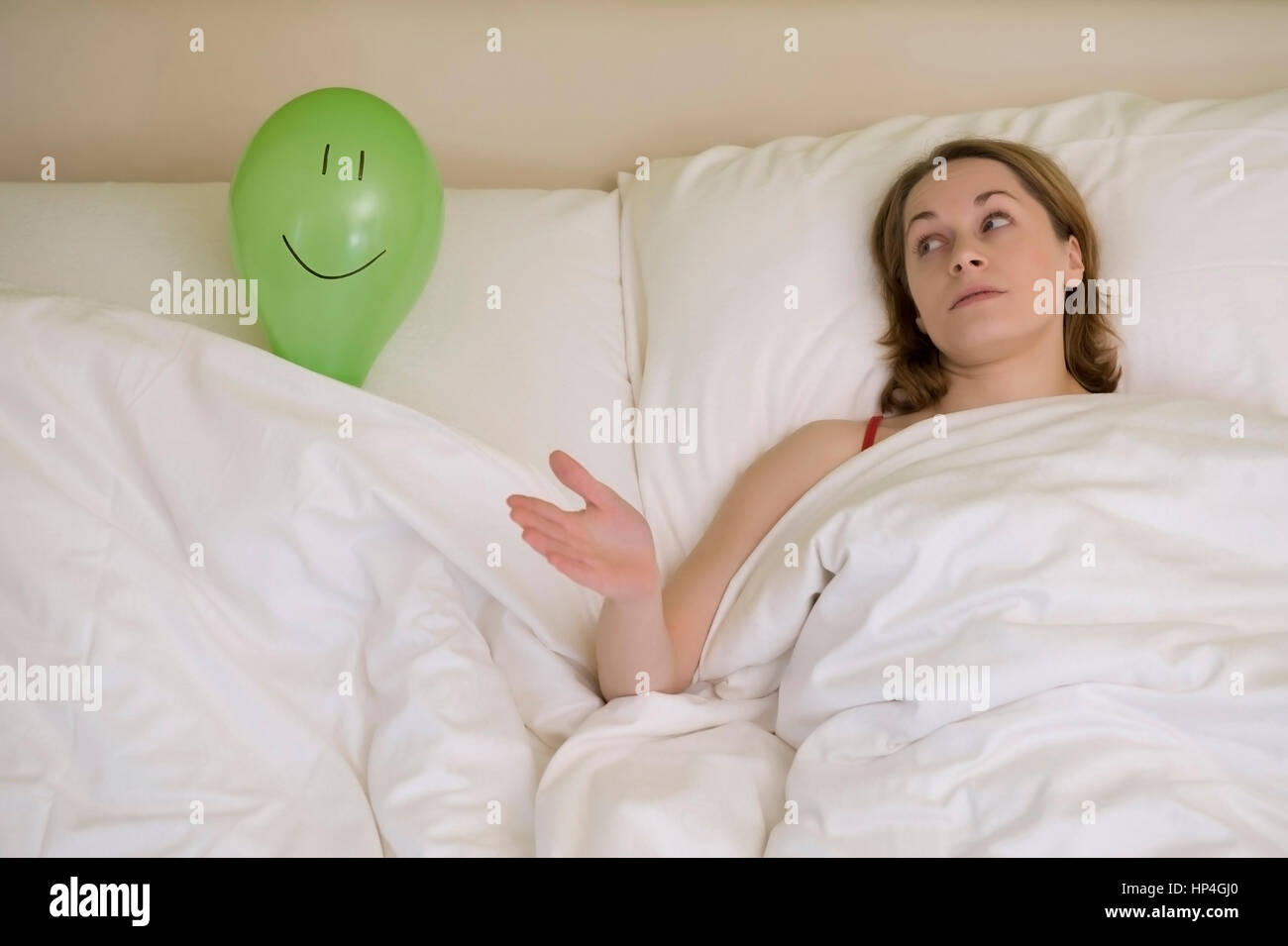 Model Release Junge Frau 25 Mit Luftballongesicht Im Bett Junge Frau Mit Ballon Gesicht 