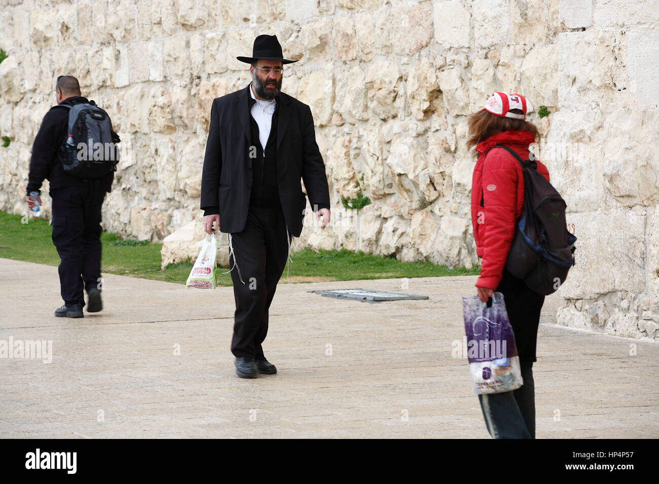 ultra-orthodoxen Juden, die zu Fuß in Jaffa Straße im westlichen Teil von Jerusalem, israel Stockfoto