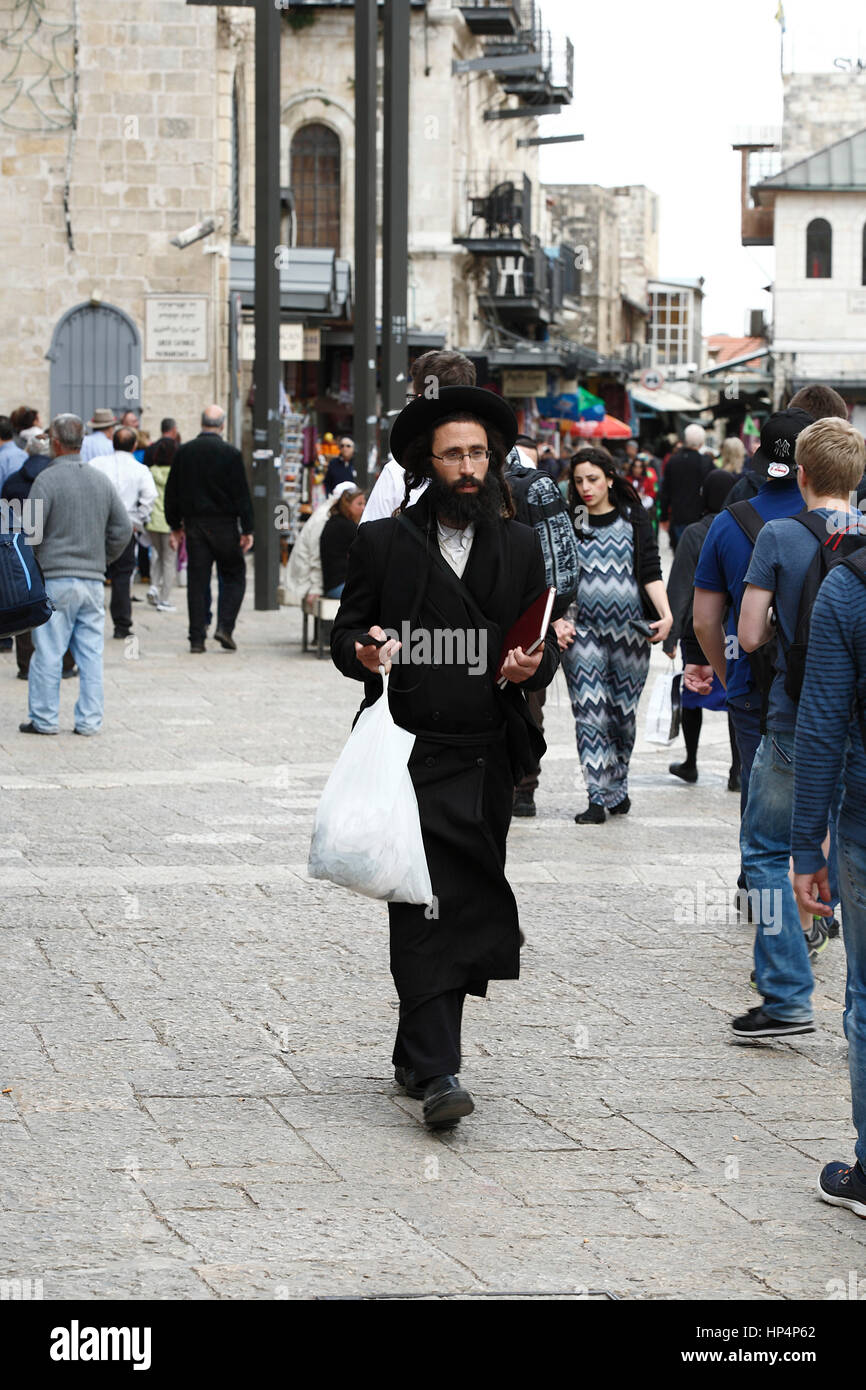 ultra-orthodoxen Juden, die zu Fuß in Jaffa Straße im westlichen Teil von Jerusalem, israel Stockfoto