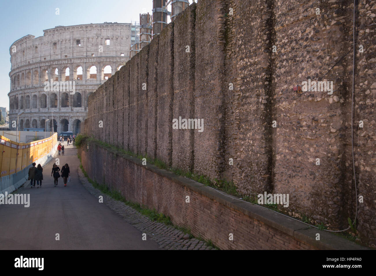 Seitlicher Blick auf das Kolosseum Amphitheater in Rom von via Labicana Stockfoto