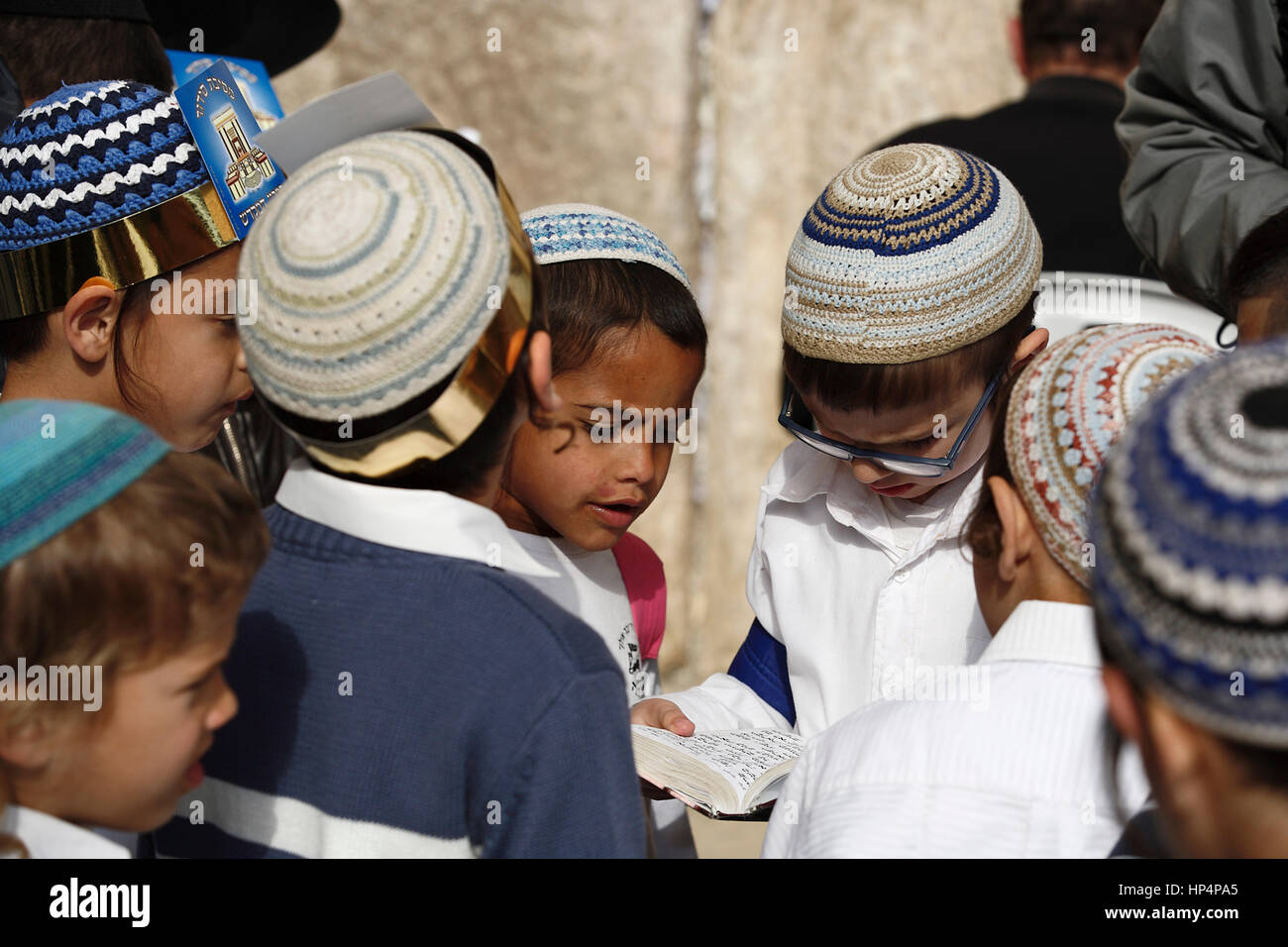 kleiner Junge feiert seinen bar Mizwa an westliche Wand, alte Stadt, Jerusalem, israel Stockfoto