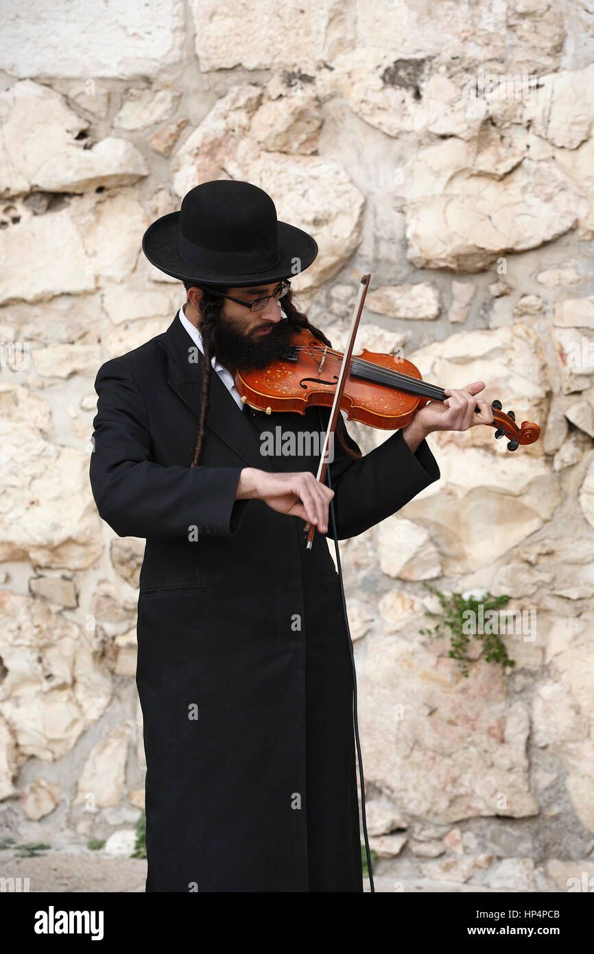 Ultra-orthodoxer Jude spielen Violine am Jaffa-Tor, Altstadt, Jerusalem, israel Stockfoto
