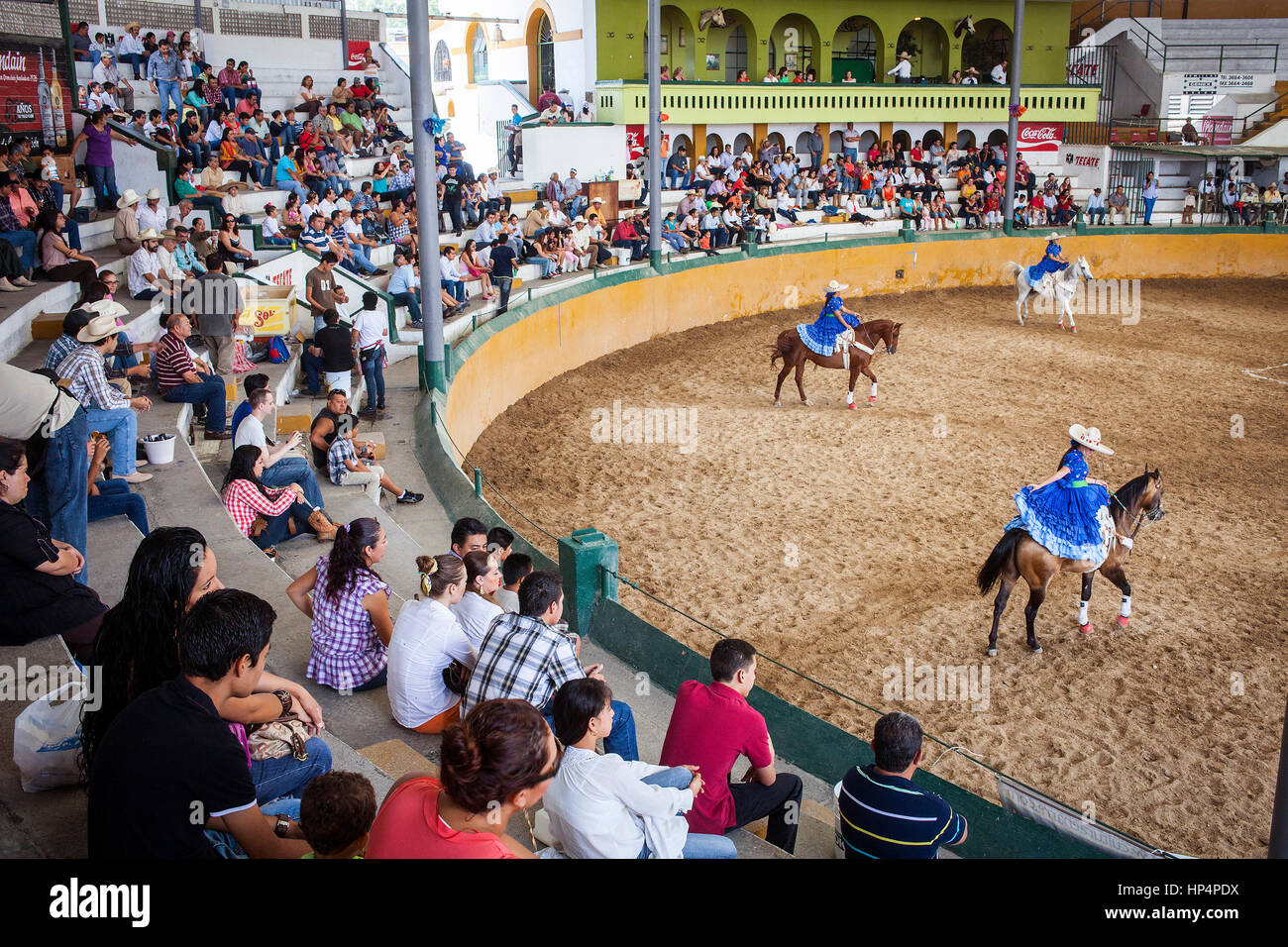Escaramuzas Reiten ihre Pferde. Eine Charreada mexikanische Rodeo auf dem Lienzo Charro Zermeno, Guadalajara, Jalisco, Mexiko Stockfoto