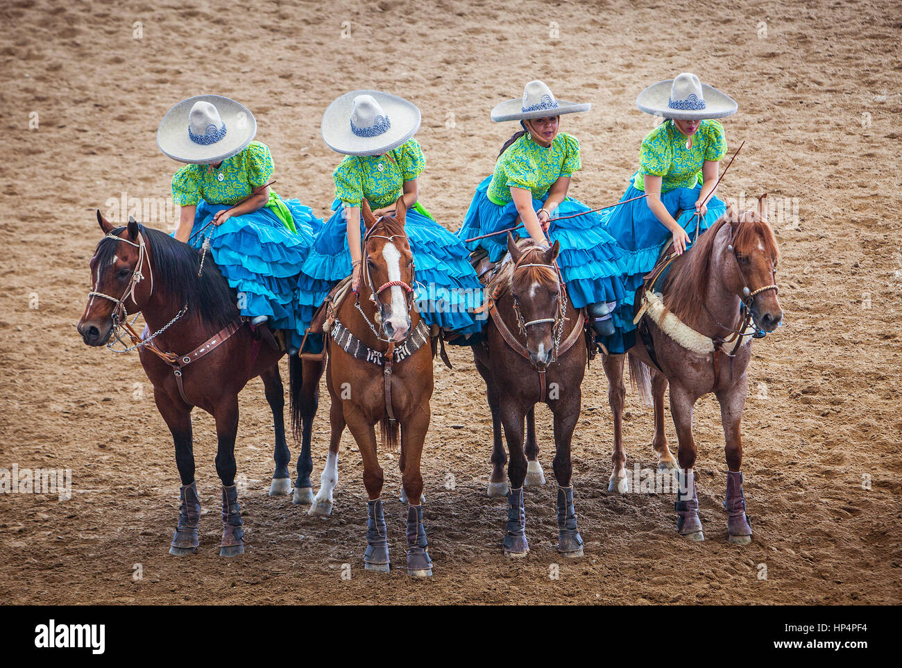 Escaramuzas Reiten ihre Pferde. Eine Charreada mexikanische Rodeo auf dem Lienzo Charro Zermeno, Guadalajara, Jalisco, Mexiko Stockfoto