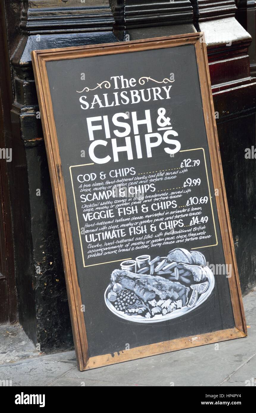 London England, Vereinigtes Königreich - 16. August 2016: Pub Blackboard Anmelden Werbung traditionellen englischen Essen Fish and Chips Stockfoto
