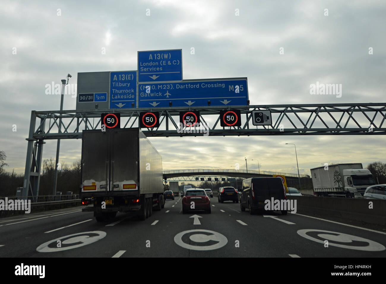 Vorübergehende Einschränkung Geschwindigkeitsbegrenzungen von 50 km/h auf Annäherung an die Dartford Crossing auf der M25 Stockfoto