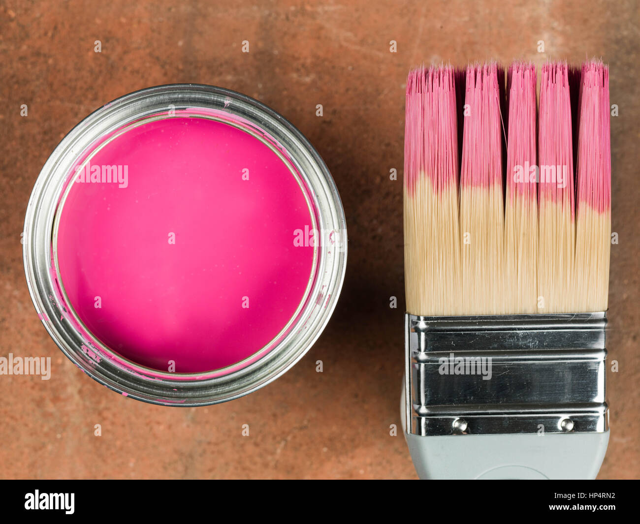 Offene Dose rosa Farbe und Pinsel Stockfoto