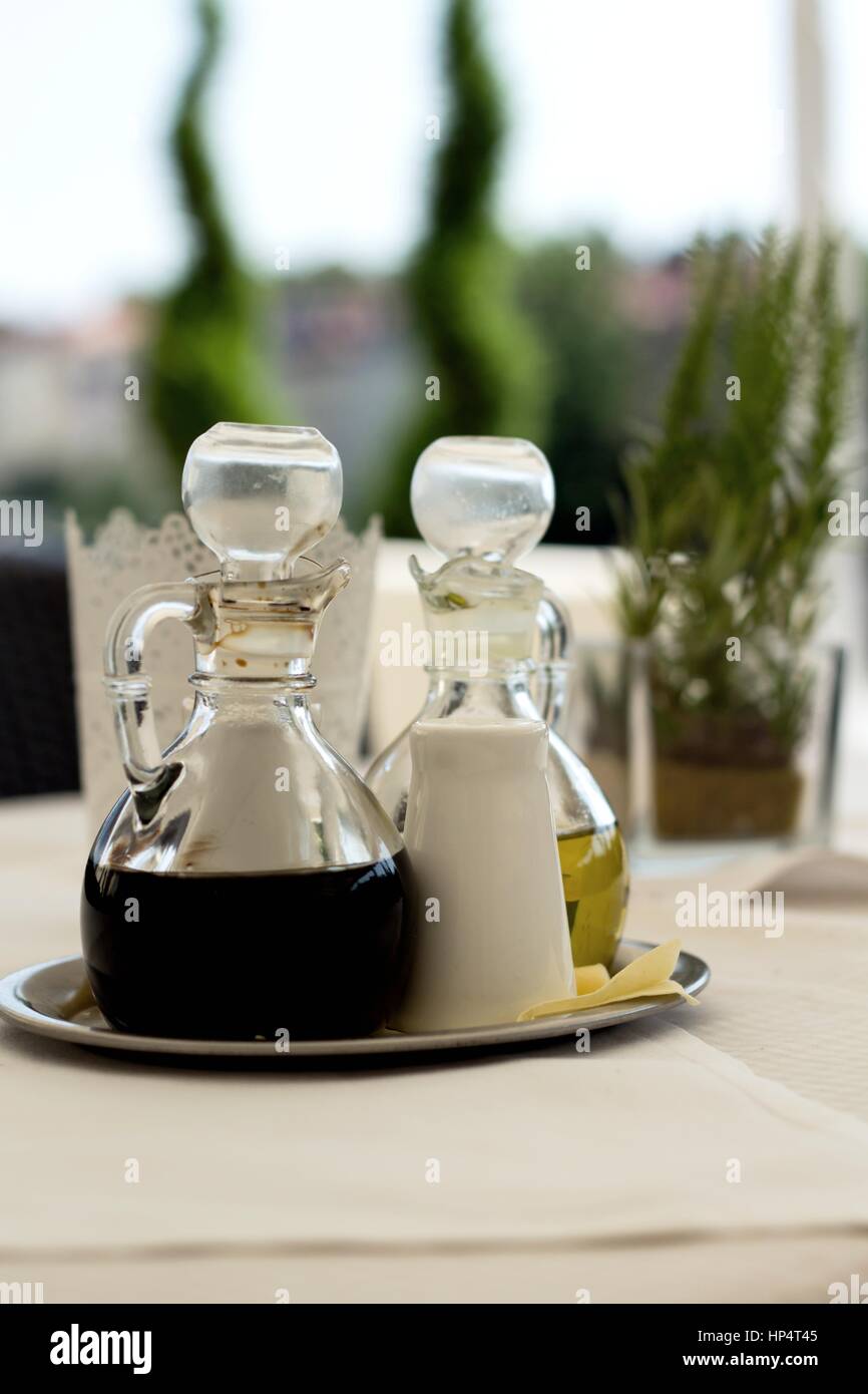 Olivenöl und Balsamico-Essig - mediterrane Gewürze Stockfoto