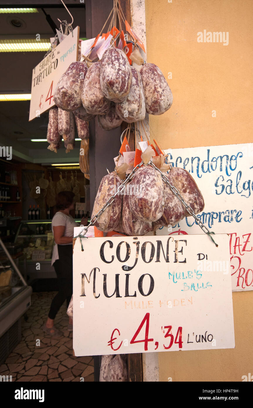Typische Wurstwaren zum Verkauf in Castiglione del Lago, Perugia, Umbrien, Italien Stockfoto