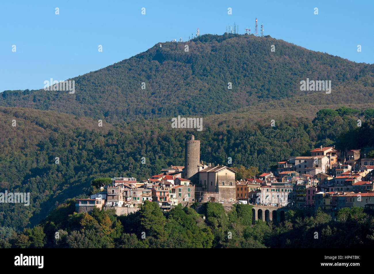 Nemi und Monte Cavo im Hintergrund, Latium, Italien Stockfoto