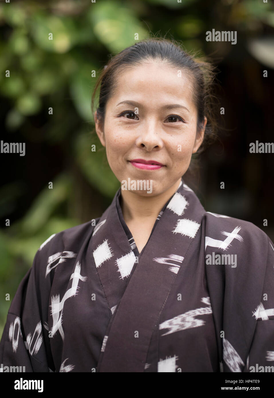 Okinawa-Frau im traditionellen Okinawa gemusterte kimono Stockfoto