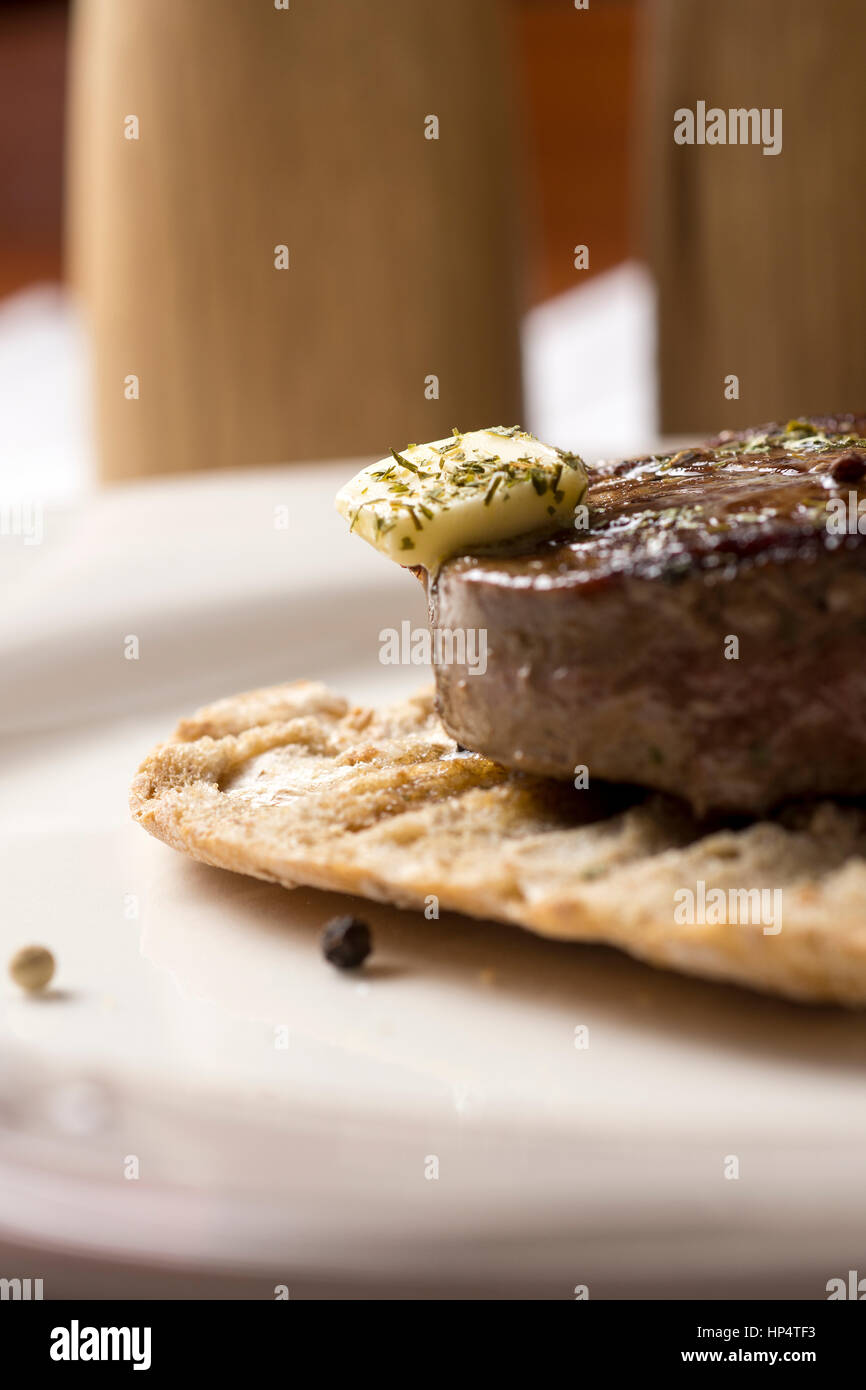 Rinderfilet Steak auf geröstetem Baguette-Brot mit schmelzender Butter ...