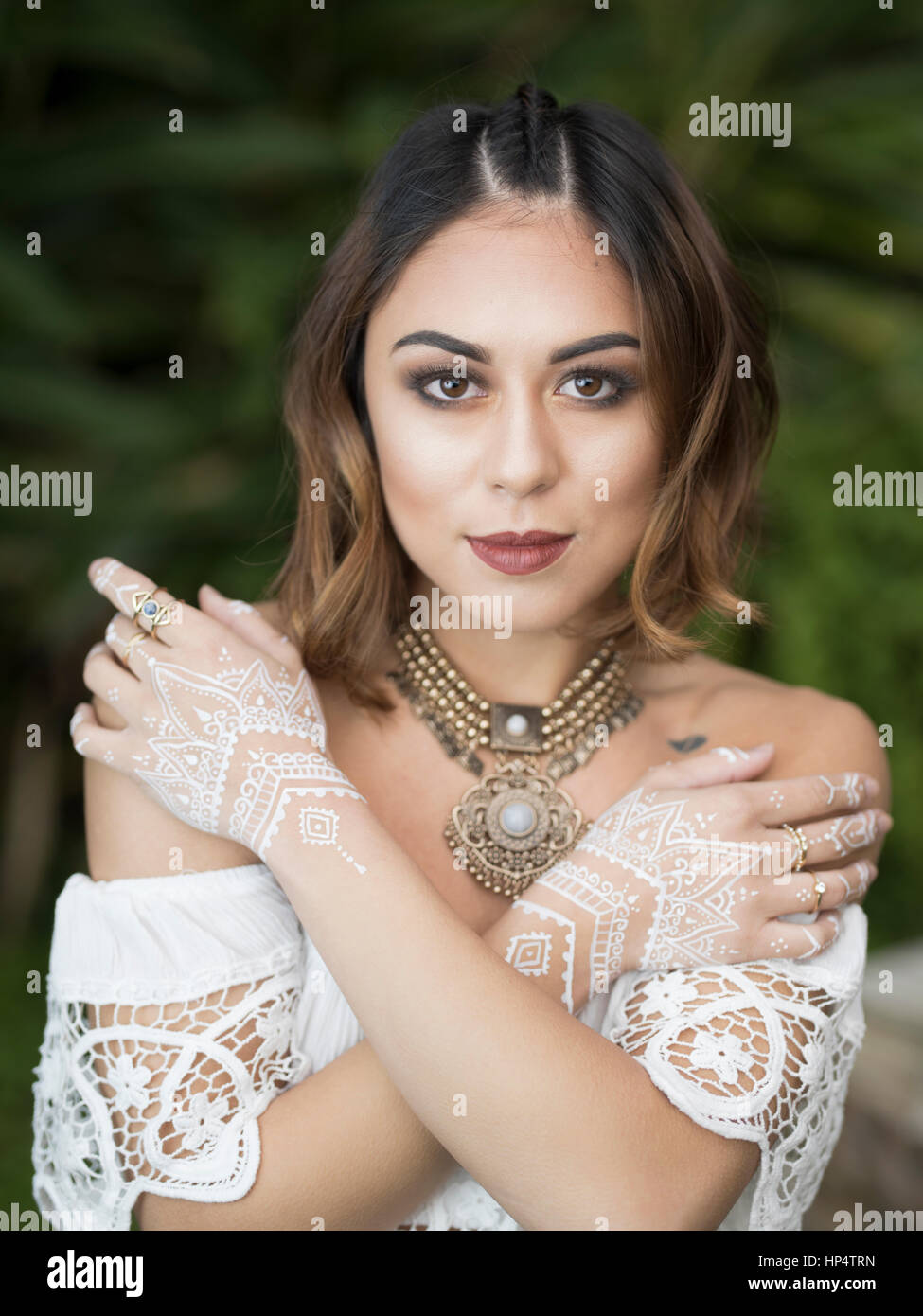 Böhmische Frau mit weißen Henna auf Hände Stockfoto