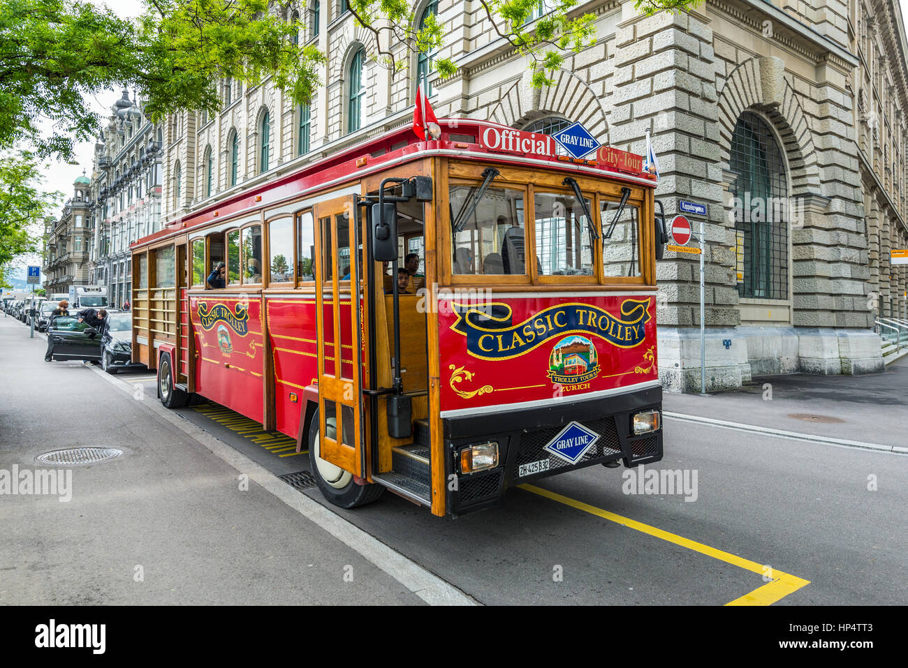 Zürich, Schweiz - 24. Mai 2016: Classic Trolley für Touristen in trüben Regenwetter, Zürich, Schweiz. Stockfoto