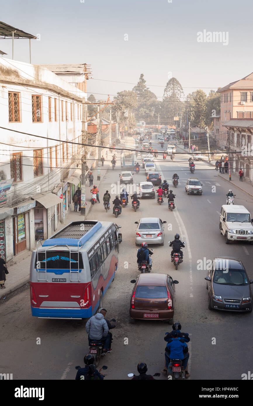 Verkehr im Norden Thamel (Leknath Marg) Zentrum von Kathmandu, Nepal Stockfoto