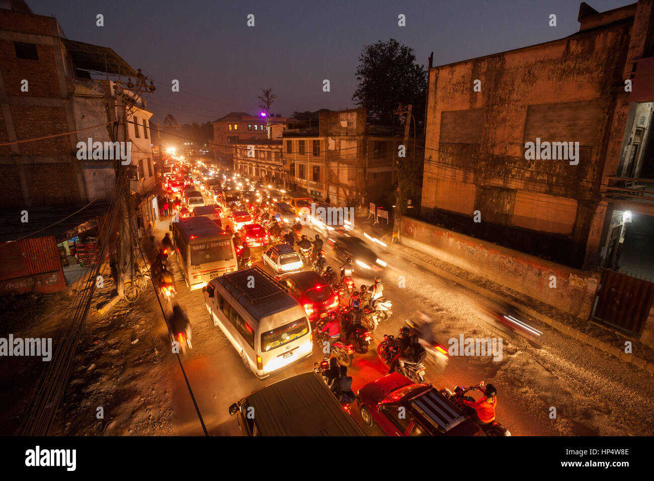 Verkehr im Norden Thamel (Leknath Marg) Zentrum von Kathmandu, Nepal Stockfoto