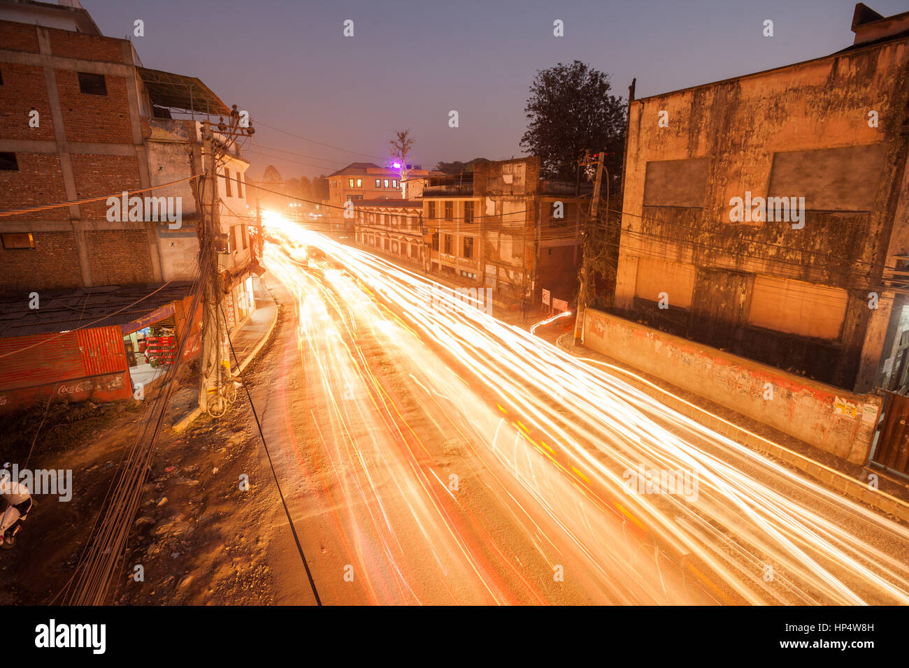 Verkehr im Norden Thamel (Leknath Marg) Zentrum von Kathmandu, Nepal Stockfoto