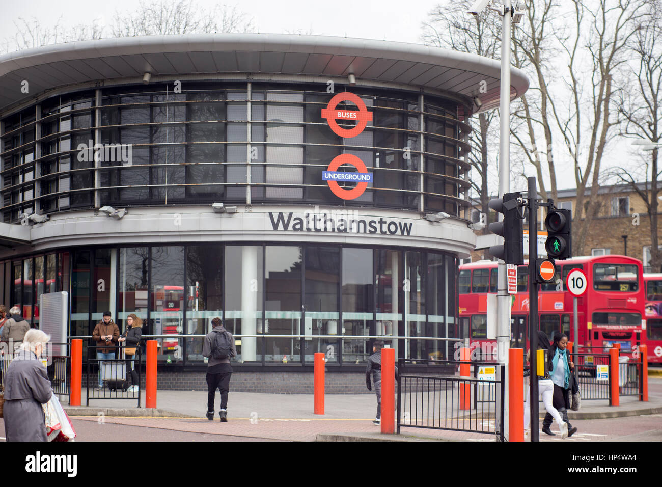 Eingang zum Walthamstow Bus und uBahn Stationen in London Stockfotografie Alamy