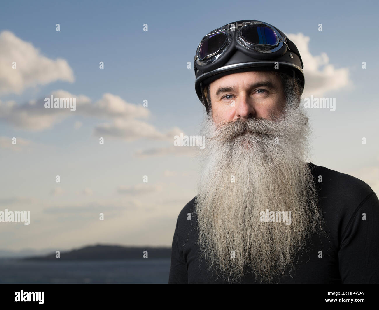 Biker mit Bart und Helm Stockfoto