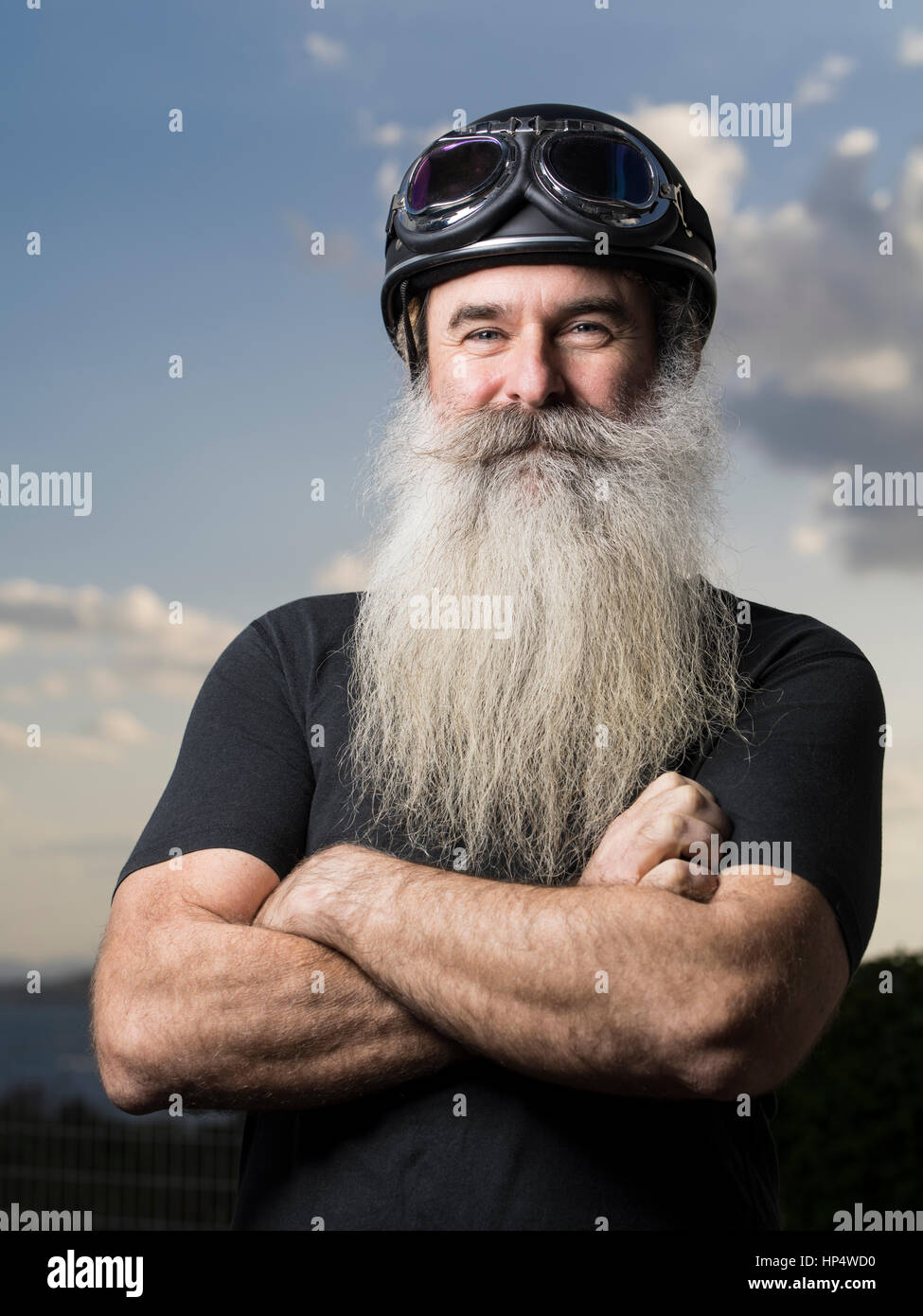 Biker mit Bart und Helm Stockfoto