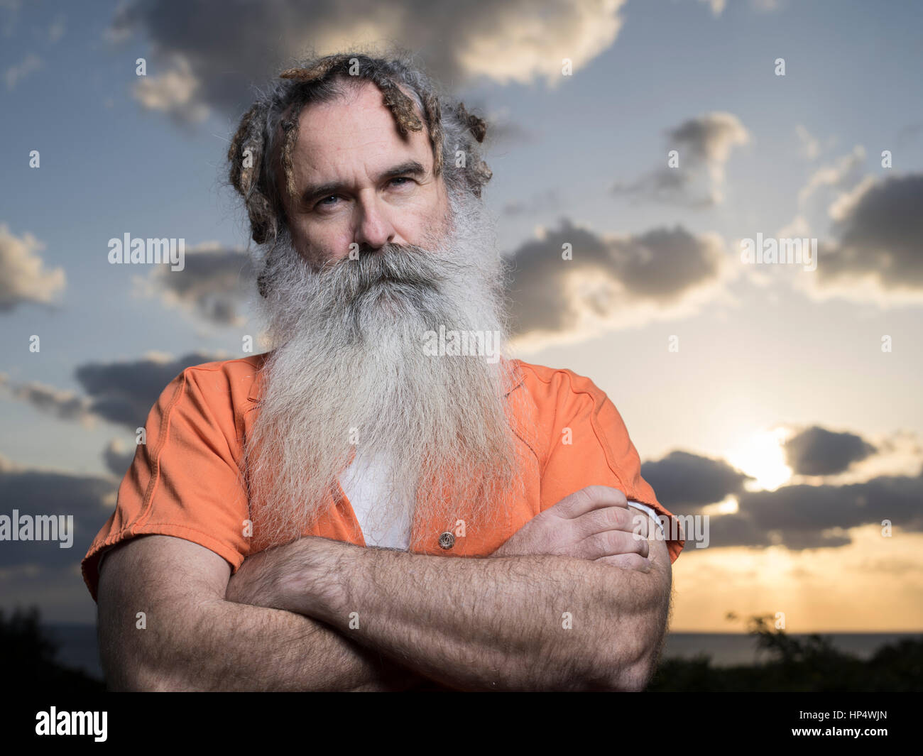 Mann mit Bart mit Gefängnis orange Overall Stockfoto